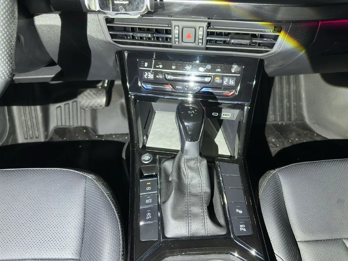 2024 Volkswagen Passat 2.0T 220HP L4 7DCT,autocango,china used car exporter,china ev exporter,chinese used car exporter,chinese used ev exporter