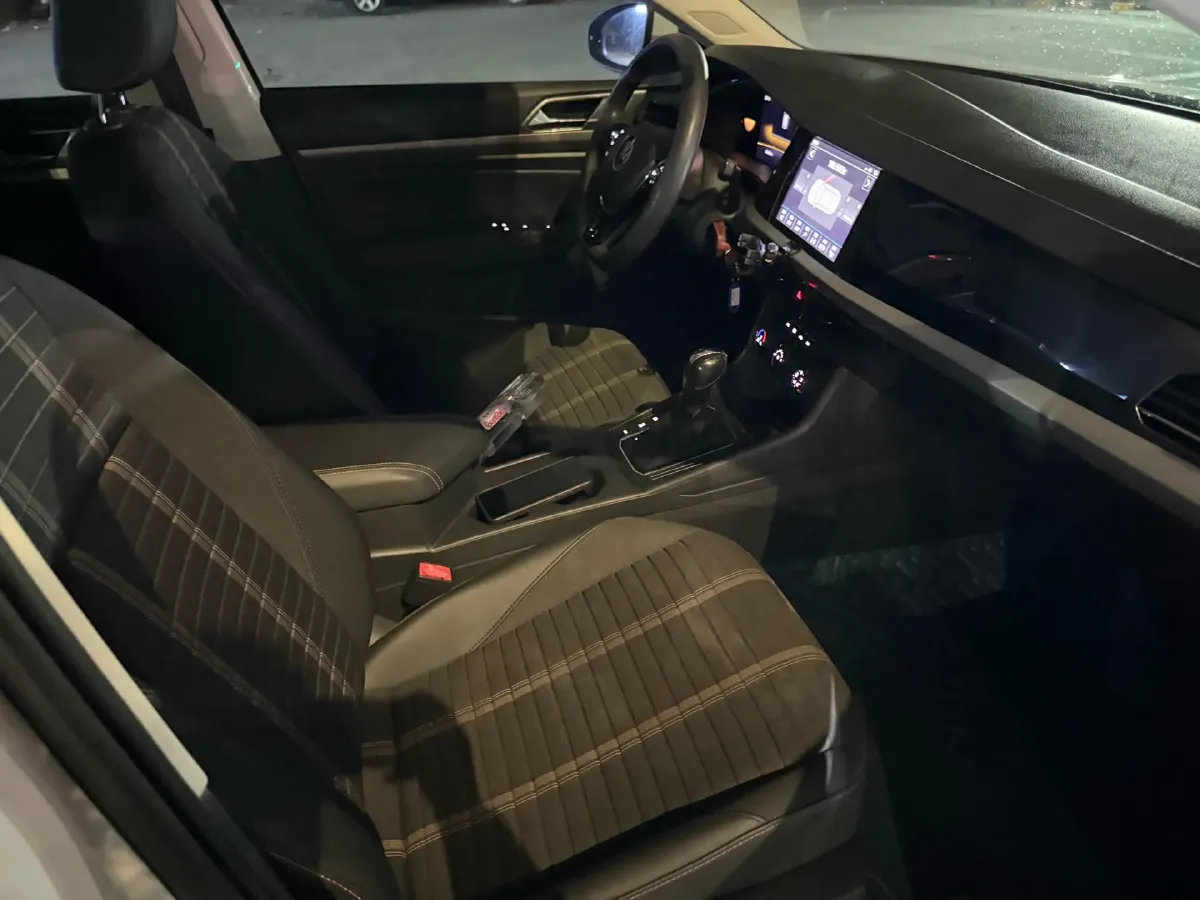 2022 Volkswagen T-Roc 1.4T 150HP L4 7DCT,autocango,china used car exporter,china ev exporter,chinese used car exporter,chinese used ev exporter