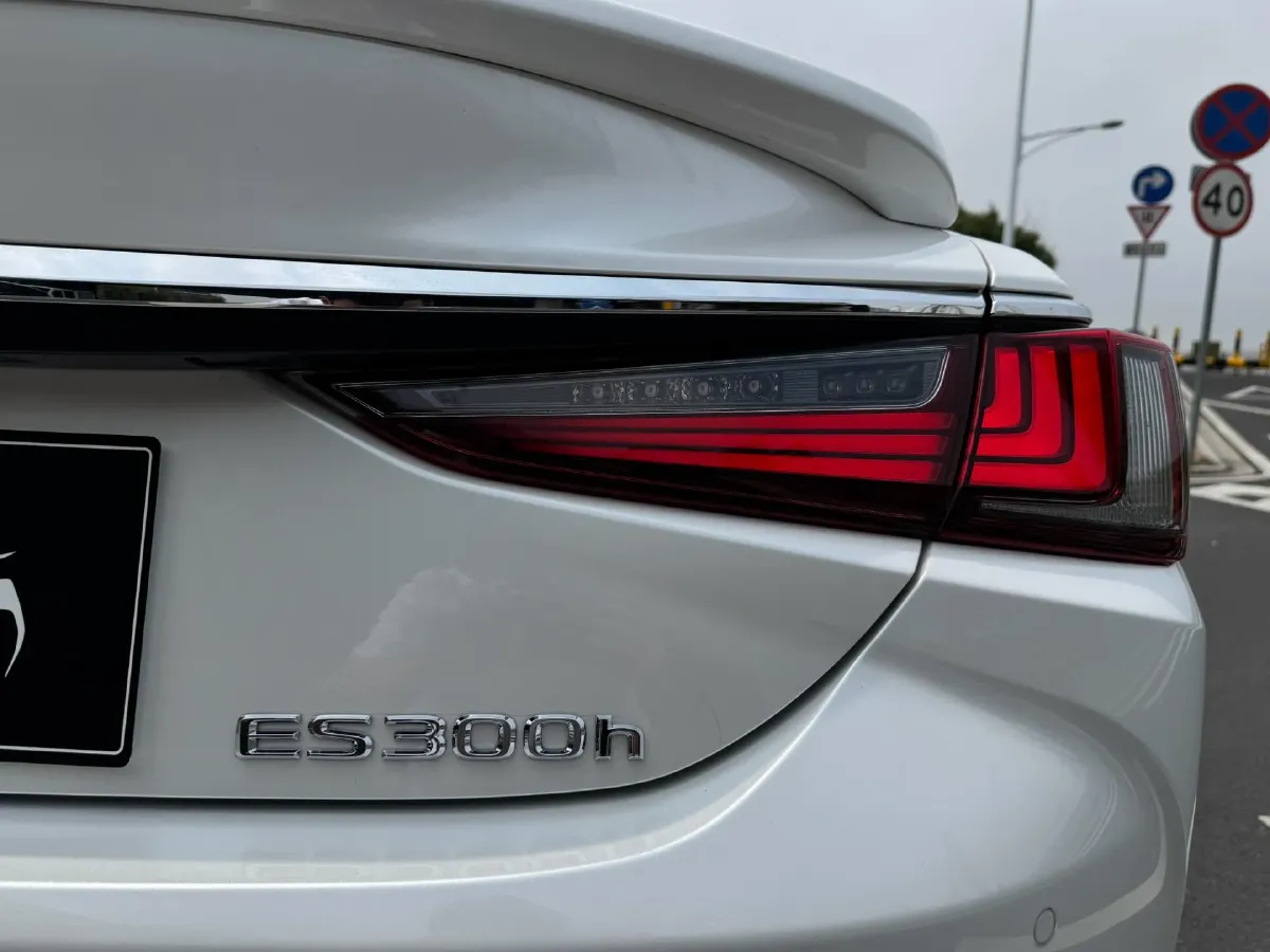 2022 Lexus ES 2.5L 178HP L4 E-CVT Hybrid,autocango,china used car exporter,china ev exporter,chinese used car exporter,chinese used ev exporter