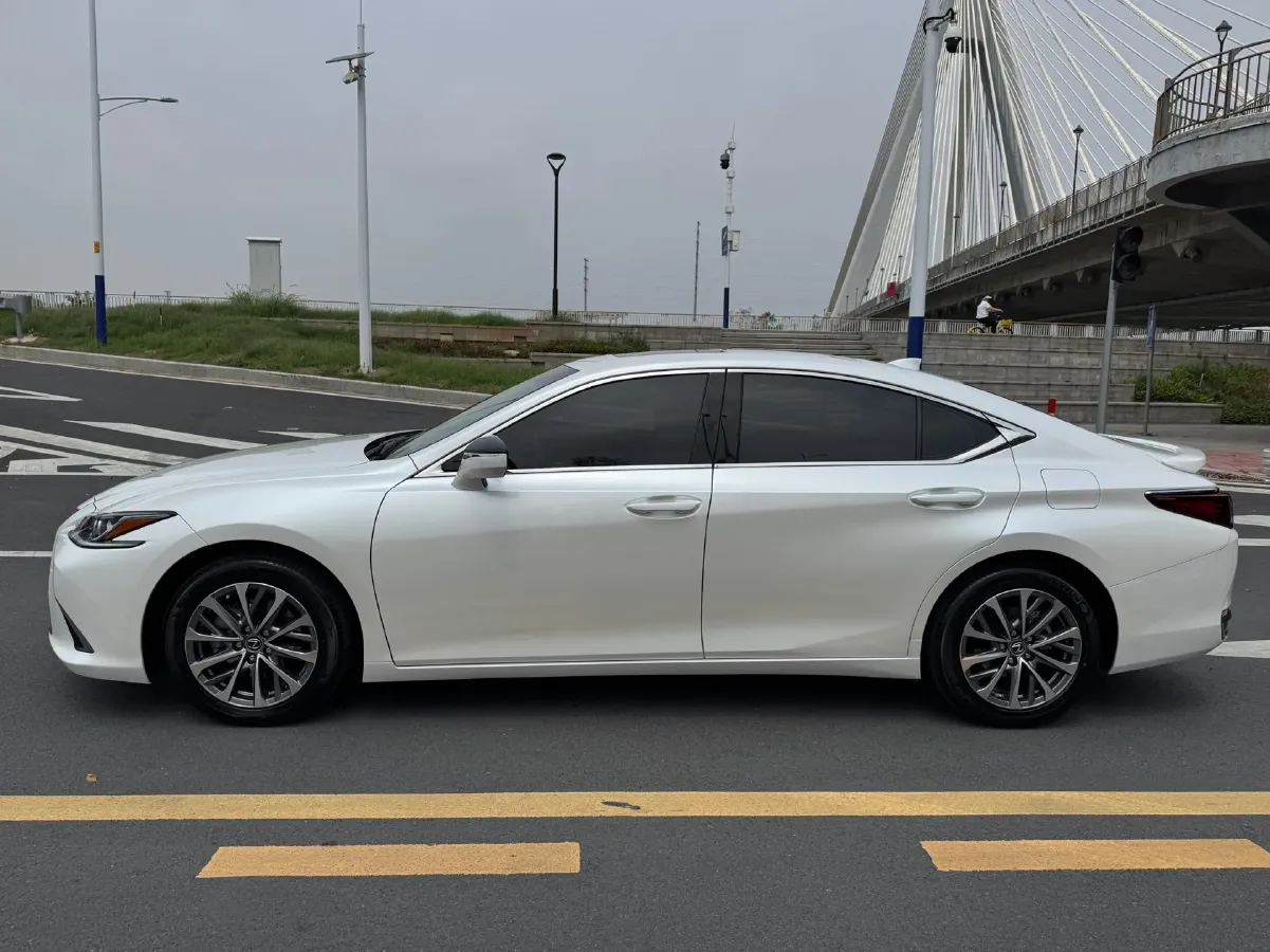 2022 Lexus ES 2.5L 178HP L4 E-CVT Hybrid,autocango,china used car exporter,china ev exporter,chinese used car exporter,chinese used ev exporter