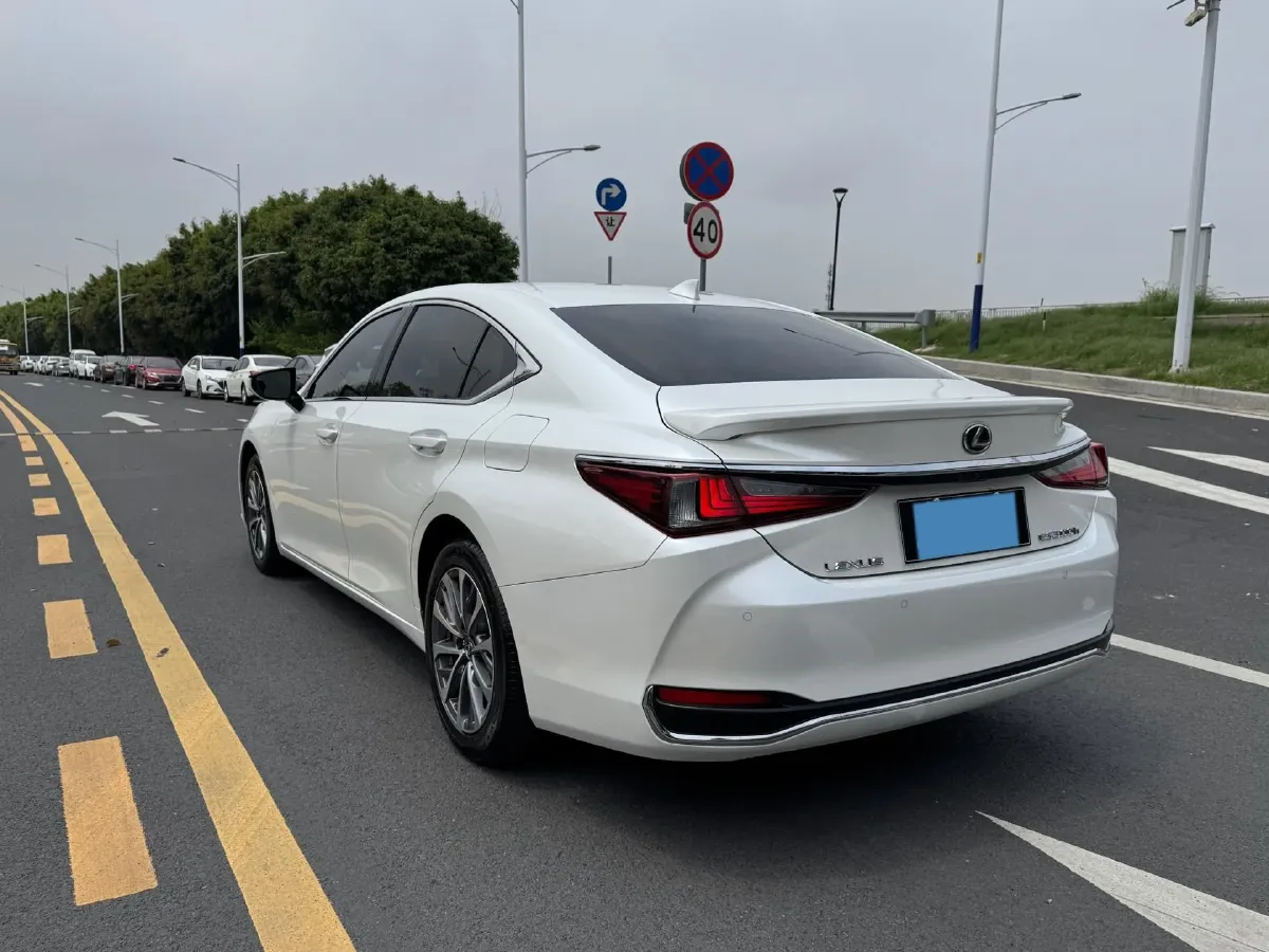 2022 Lexus ES 2.5L 178HP L4 E-CVT Hybrid,autocango,china used car exporter,china ev exporter,chinese used car exporter,chinese used ev exporter