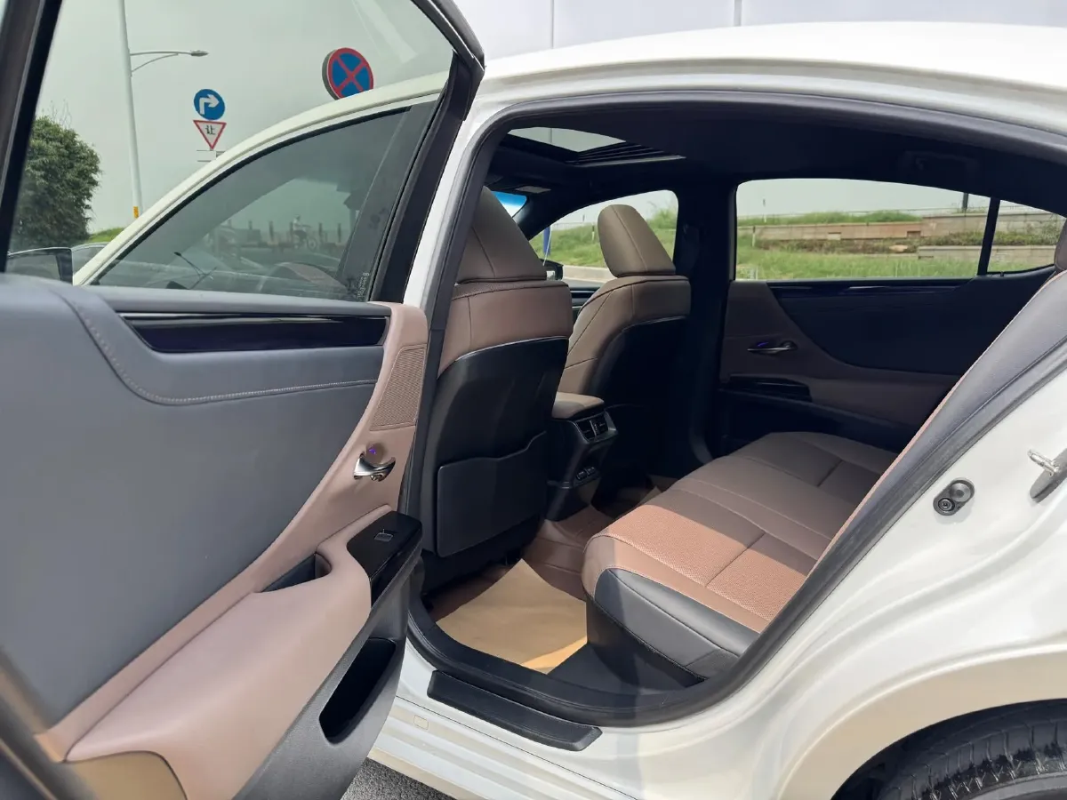 2022 Lexus ES 2.5L 178HP L4 E-CVT Hybrid,autocango,china used car exporter,china ev exporter,chinese used car exporter,chinese used ev exporter