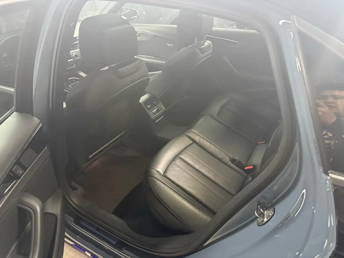 2022 Audi A4L 2.0T 190HP L4 7DCT,autocango,china used car exporter,china ev exporter,chinese used car exporter,chinese used ev exporter