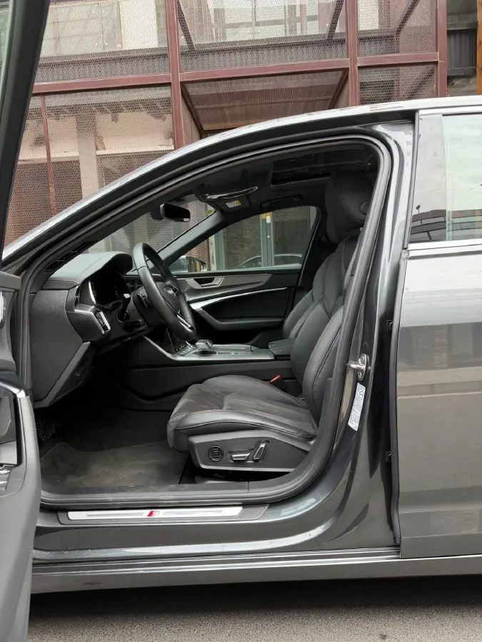 2024 Audi A6L 2.0T 245HP L4 7DCT,autocango,china used car exporter,china ev exporter,chinese used car exporter,chinese used ev exporter