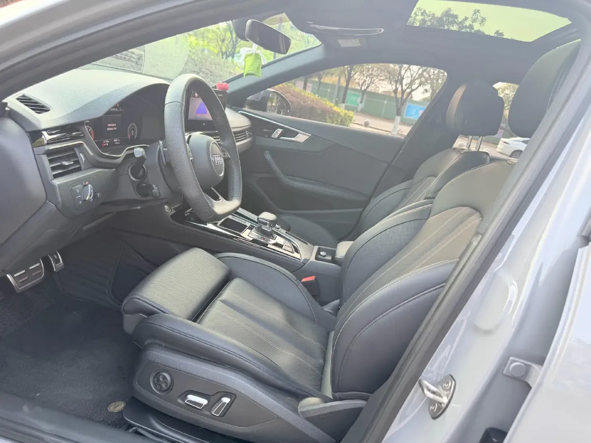 2024 Audi A4L 2.0T 190HP L4 7DCT,autocango,china used car exporter,china ev exporter,chinese used car exporter,chinese used ev exporter