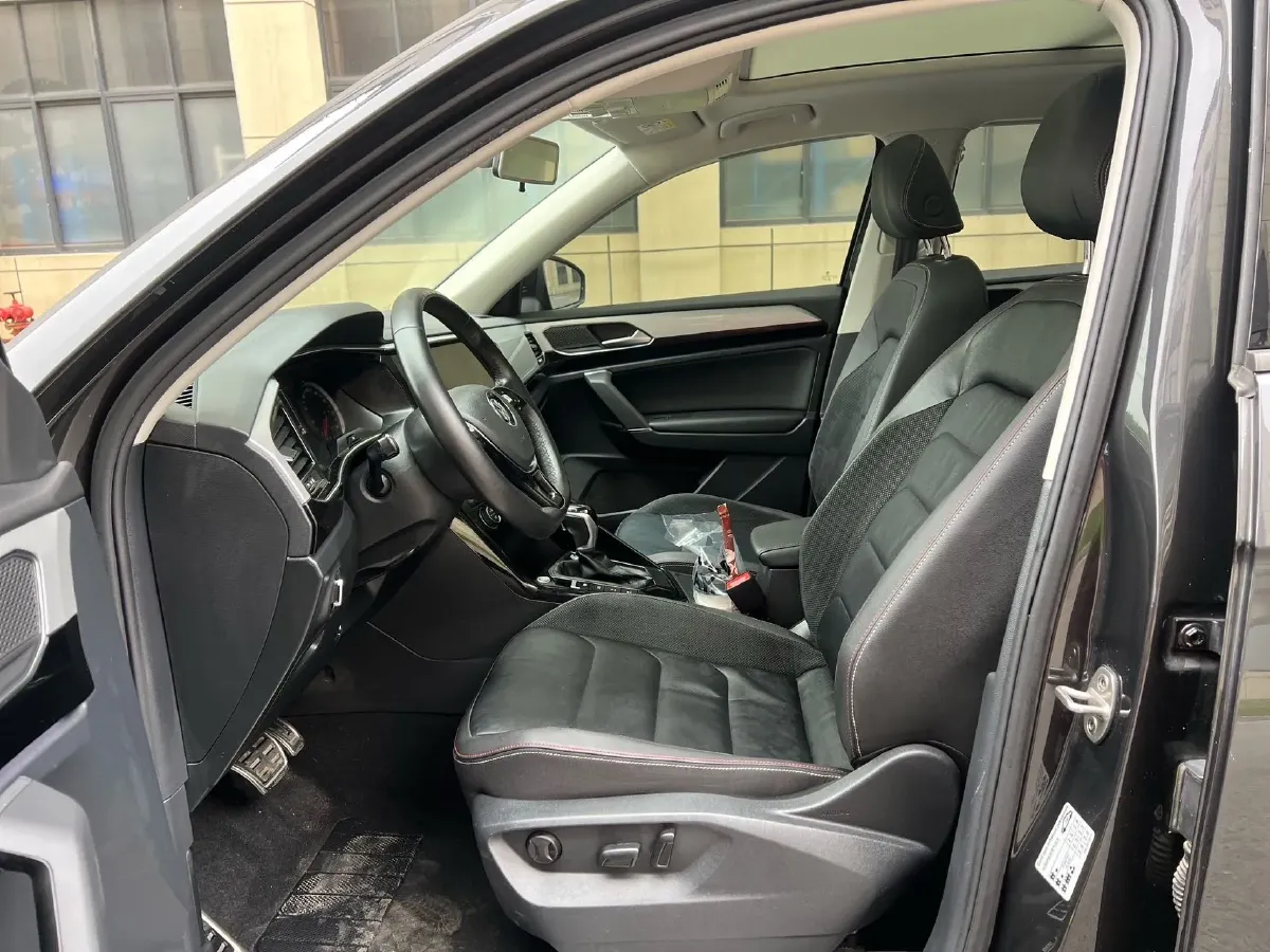 2019 Jeep Cherokee 2.0T 234HP L4 9AT,autocango,china used car exporter,china ev exporter,chinese used car exporter,chinese used ev exporter