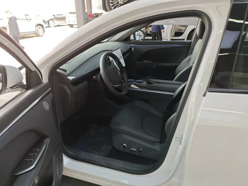 2024 HongQi H5 2.0T 224HP L4 8AT,autocango,china used car exporter,china ev exporter,chinese used car exporter,chinese used ev exporter