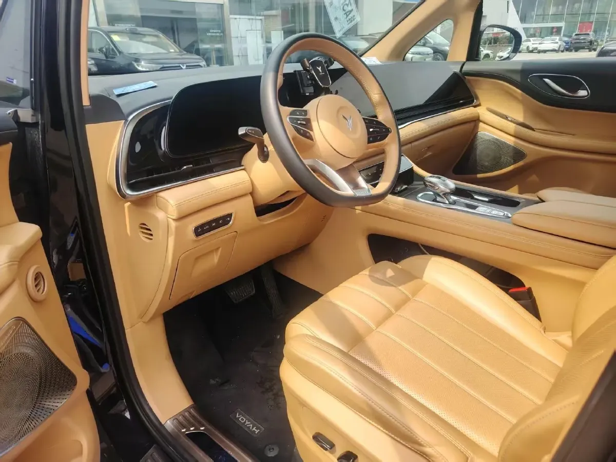 2024 Voyah Dream 1.5T 150HP L4 PHEV 43KWH,autocango,china used car exporter,china ev exporter,chinese used car exporter,chinese used ev exporter