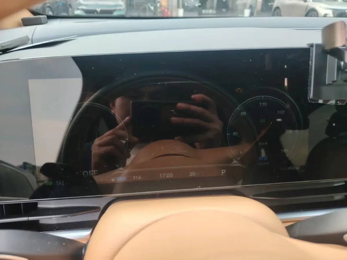 2024 Voyah Dream 1.5T 150HP L4 PHEV 43KWH,autocango,china used car exporter,china ev exporter,chinese used car exporter,chinese used ev exporter