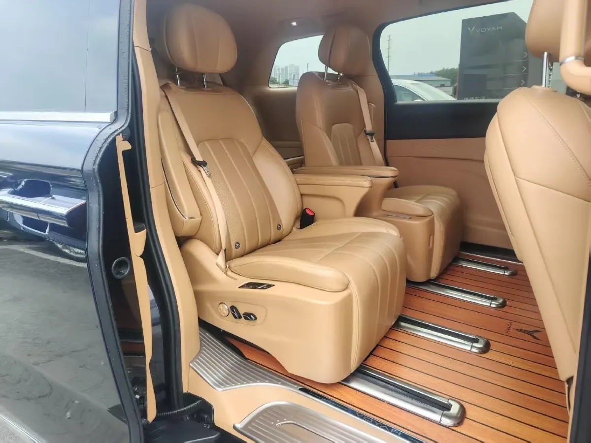 2024 Voyah Dream 1.5T 150HP L4 PHEV 43KWH,autocango,china used car exporter,china ev exporter,chinese used car exporter,chinese used ev exporter