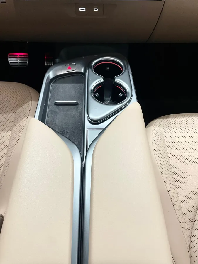 2024 HongQi H5 2.0T 224HP L4 8AT,autocango,china used car exporter,china ev exporter,chinese used car exporter,chinese used ev exporter