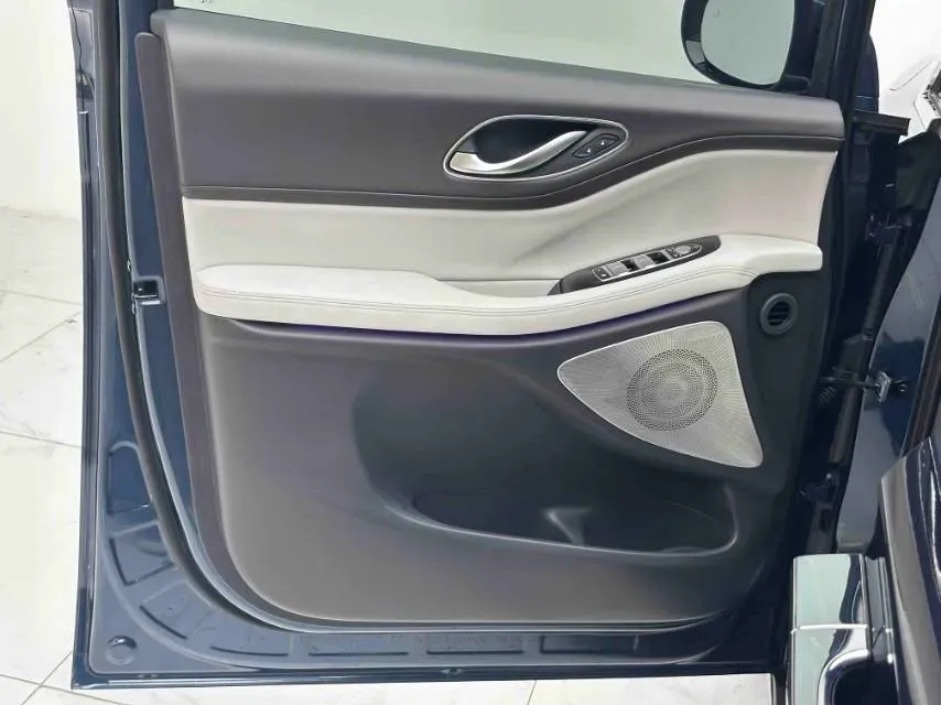 2025 Voyah Dream 1.5T 150HP L4 PHEV 41.7KWH,autocango,china used car exporter,china ev exporter,chinese used car exporter,chinese used ev exporter