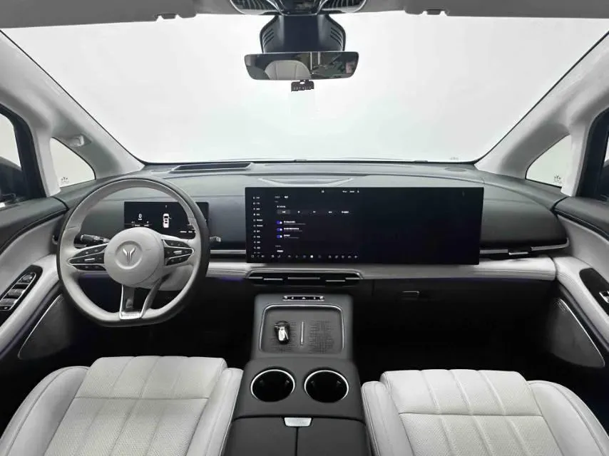 2025 Voyah Dream 1.5T 150HP L4 PHEV 41.7KWH,autocango,china used car exporter,china ev exporter,chinese used car exporter,chinese used ev exporter