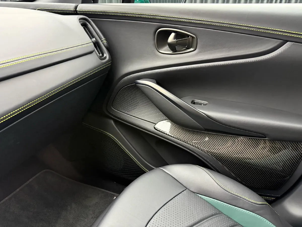 2024 Aston Martin DBX 4.0T 707HP V8 9AT,autocango,china used car exporter,china ev exporter,chinese used car exporter,chinese used ev exporter