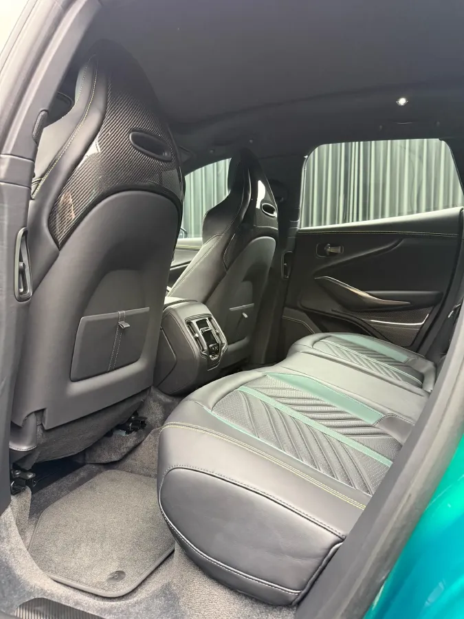 2024 Aston Martin DBX 4.0T 707HP V8 9AT,autocango,china used car exporter,china ev exporter,chinese used car exporter,chinese used ev exporter