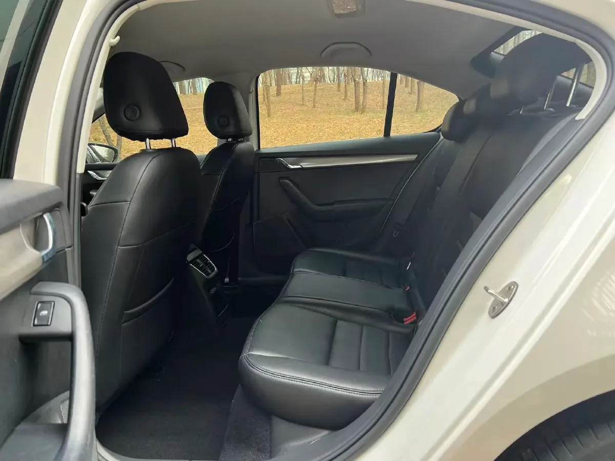 2020 Skoda Octavia 1.5L 113HP L4 6AT,autocango,china used car exporter,china ev exporter,chinese used car exporter,chinese used ev exporter