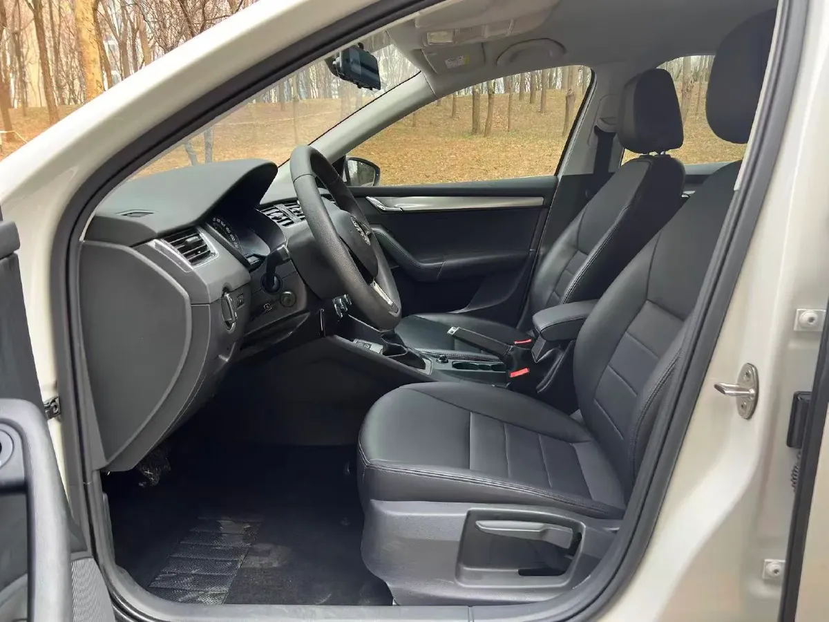 2020 Skoda Octavia 1.5L 113HP L4 6AT,autocango,china used car exporter,china ev exporter,chinese used car exporter,chinese used ev exporter