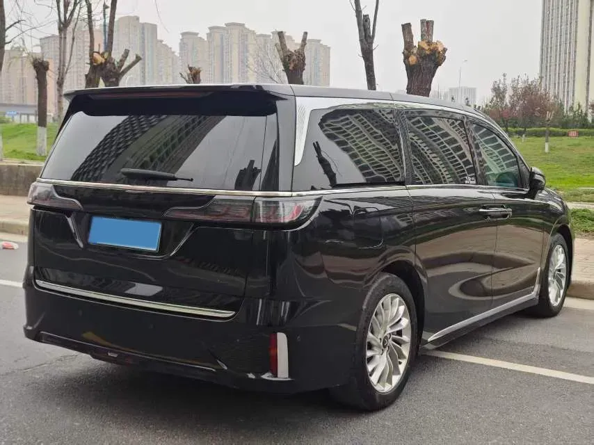 2024 Voyah Dream 1.5T 150HP L4 PHEV 43KWH,autocango,china used car exporter,china ev exporter,chinese used car exporter,chinese used ev exporter
