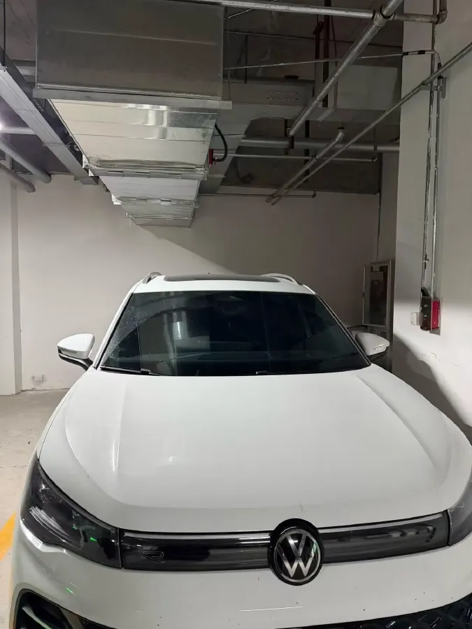 2026 Volkswagen Tiguan L 2.0T 220HP L4 7DCT,autocango,china used car exporter,china ev exporter,chinese used car exporter,chinese used ev exporter