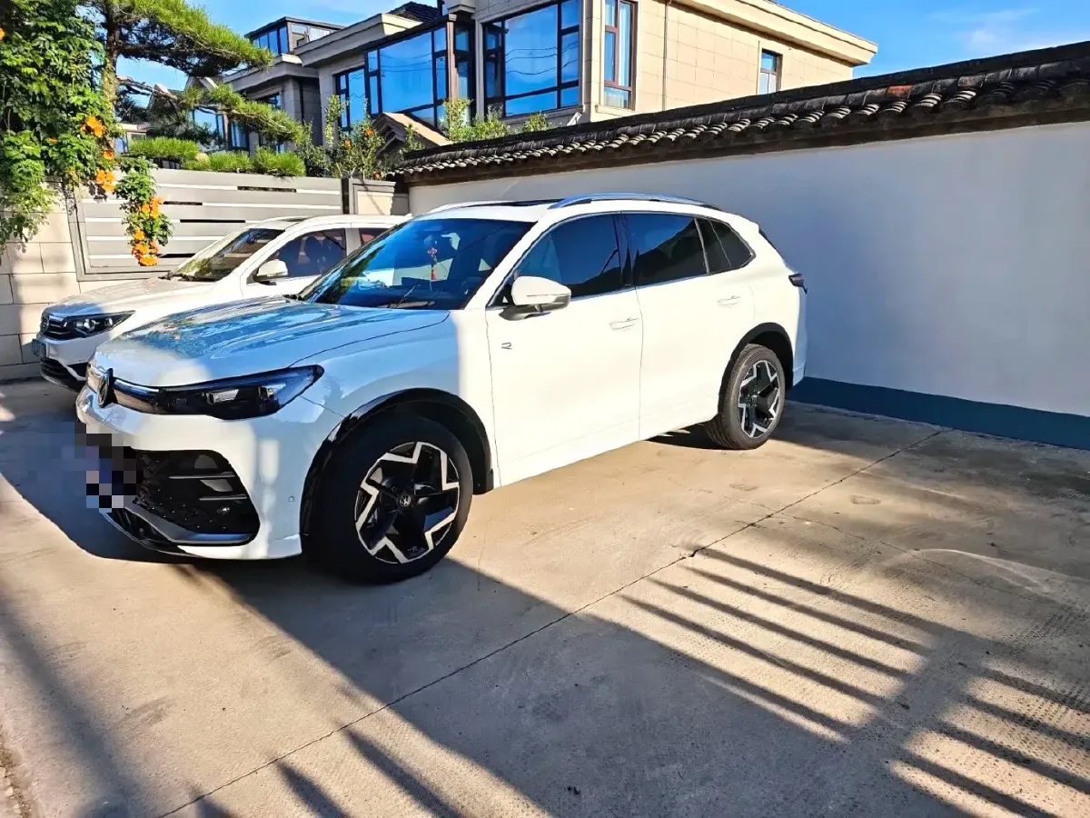 2026 Volkswagen Tiguan L 2.0T 220HP L4 7DCT,autocango,china used car exporter,china ev exporter,chinese used car exporter,chinese used ev exporter