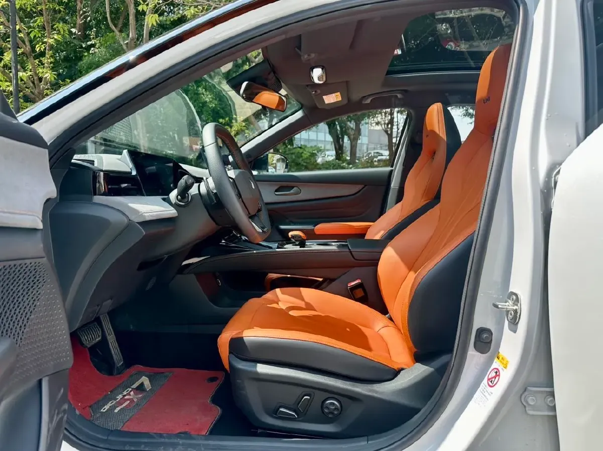 2025 ChangAn UNI-V 2.0T 245HP L4 8AT,autocango,china used car exporter,china ev exporter,chinese used car exporter,chinese used ev exporter