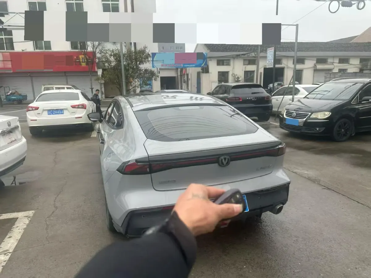 2022 ChangAn UNI-V 1.5T 188HP L4 7DCT,autocango,china used car exporter,china ev exporter,chinese used car exporter,chinese used ev exporter