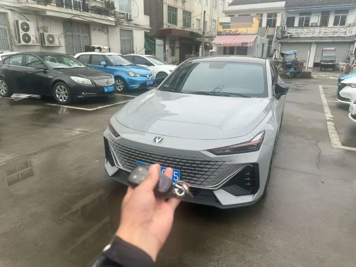 2022 ChangAn UNI-V 1.5T 188HP L4 7DCT,autocango,china used car exporter,china ev exporter,chinese used car exporter,chinese used ev exporter