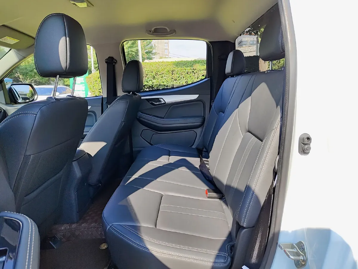 2023 Isuzu RE-MAX Jim 2.5T 143HP L4 6MT,autocango,china used car exporter,china ev exporter,chinese used car exporter,chinese used ev exporter