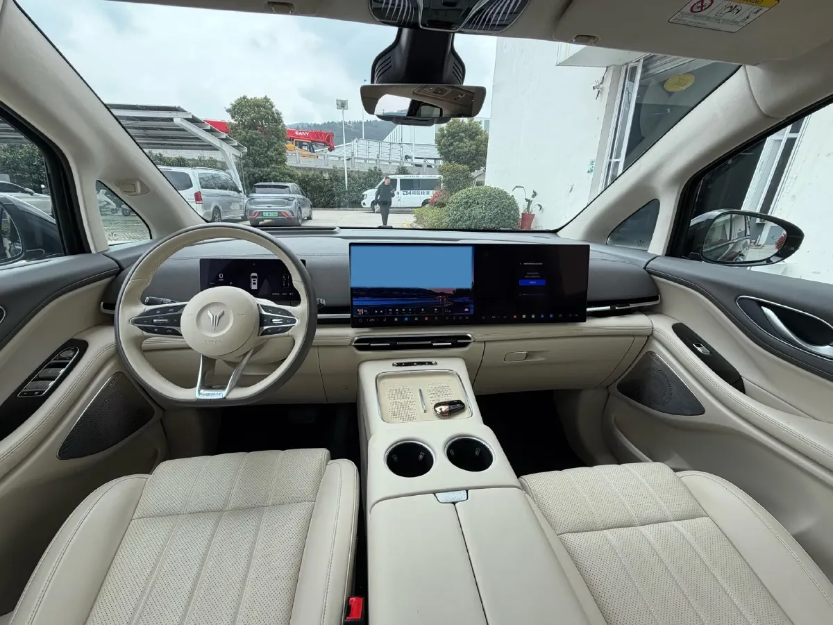 2025 Voyah Dream 1.5T 150HP L4 PHEV 41.7KWH,autocango,china used car exporter,china ev exporter,chinese used car exporter,chinese used ev exporter