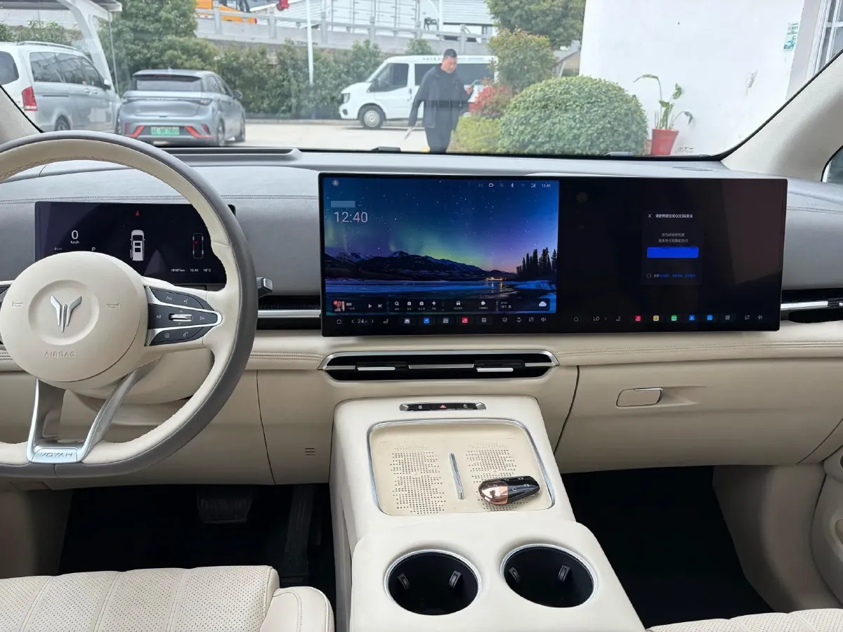 2025 Voyah Dream 1.5T 150HP L4 PHEV 41.7KWH,autocango,china used car exporter,china ev exporter,chinese used car exporter,chinese used ev exporter