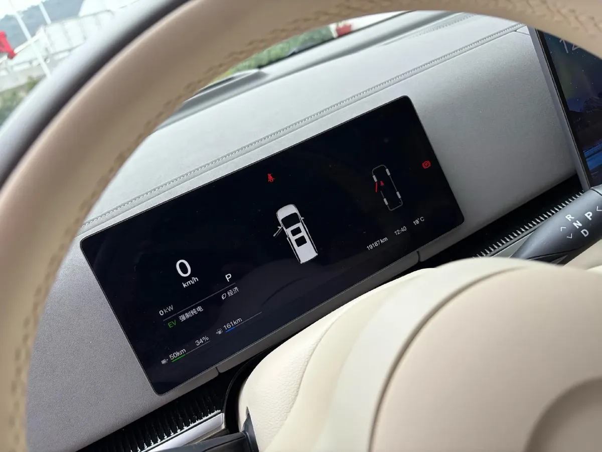 2025 Voyah Dream 1.5T 150HP L4 PHEV 41.7KWH,autocango,china used car exporter,china ev exporter,chinese used car exporter,chinese used ev exporter