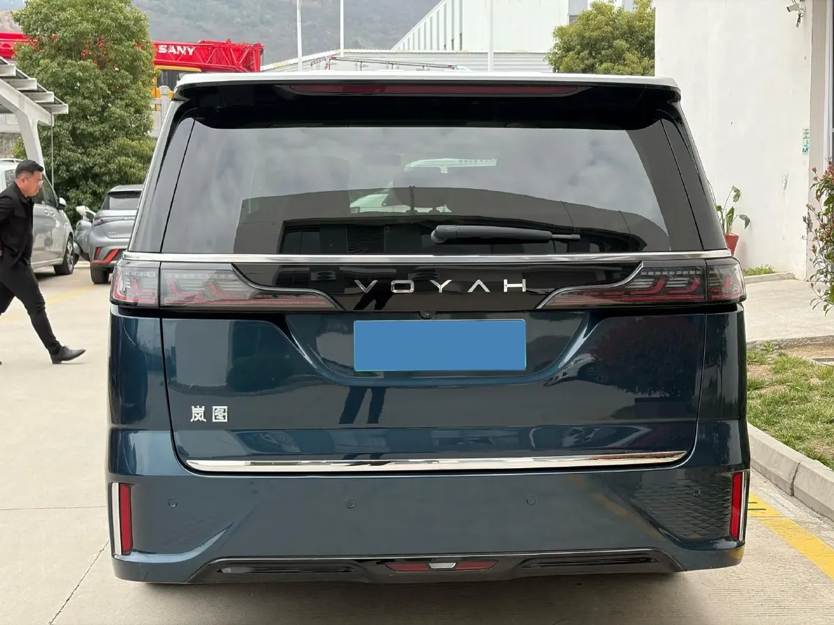 2025 Voyah Dream 1.5T 150HP L4 PHEV 41.7KWH,autocango,china used car exporter,china ev exporter,chinese used car exporter,chinese used ev exporter