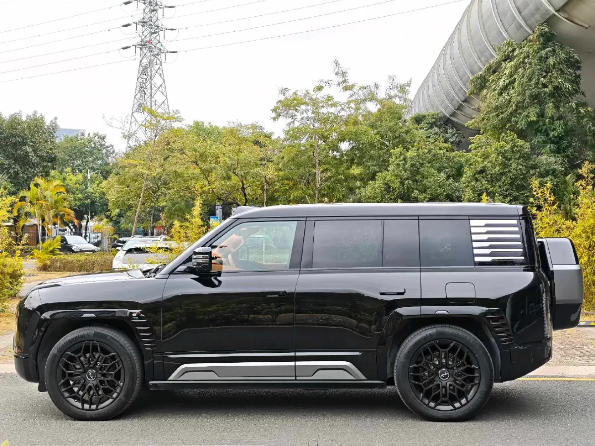 2023 YangWang U8 2.0T 272HP L4 REEV 49.05KWH,autocango,china used car exporter,china ev exporter,chinese used car exporter,chinese used ev exporter