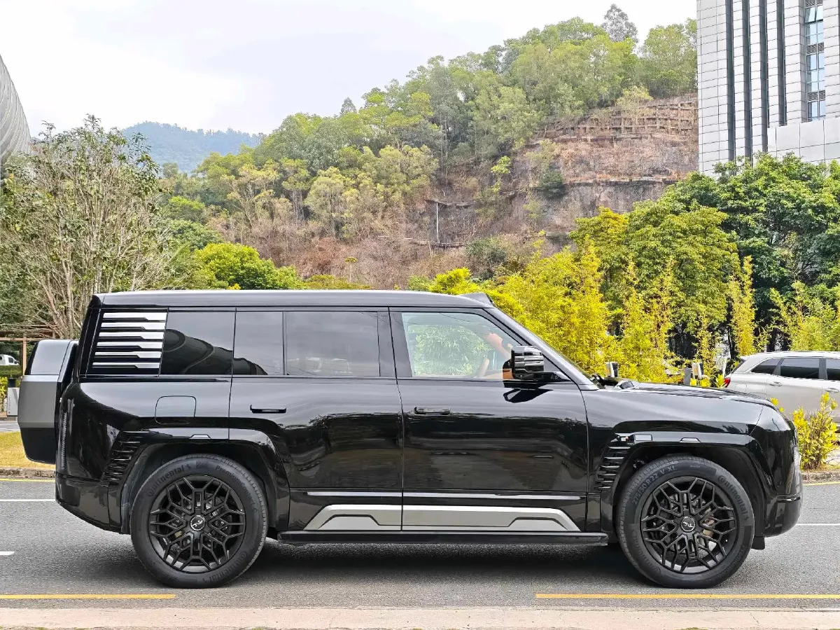 2023 YangWang U8 2.0T 272HP L4 REEV 49.05KWH,autocango,china used car exporter,china ev exporter,chinese used car exporter,chinese used ev exporter