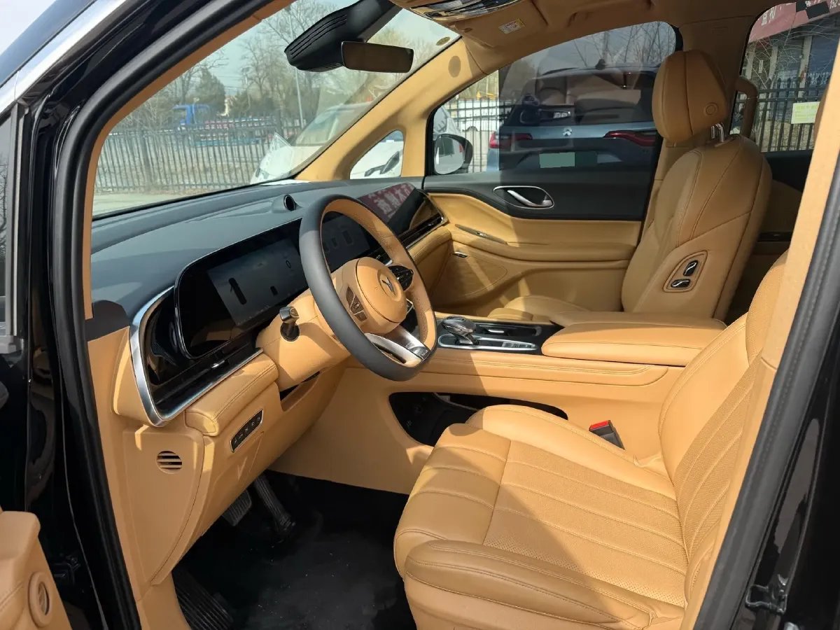 2022 Voyah Dream 1.5T 136HP L4 PHEV 25.57KWH,autocango,china used car exporter,china ev exporter,chinese used car exporter,chinese used ev exporter