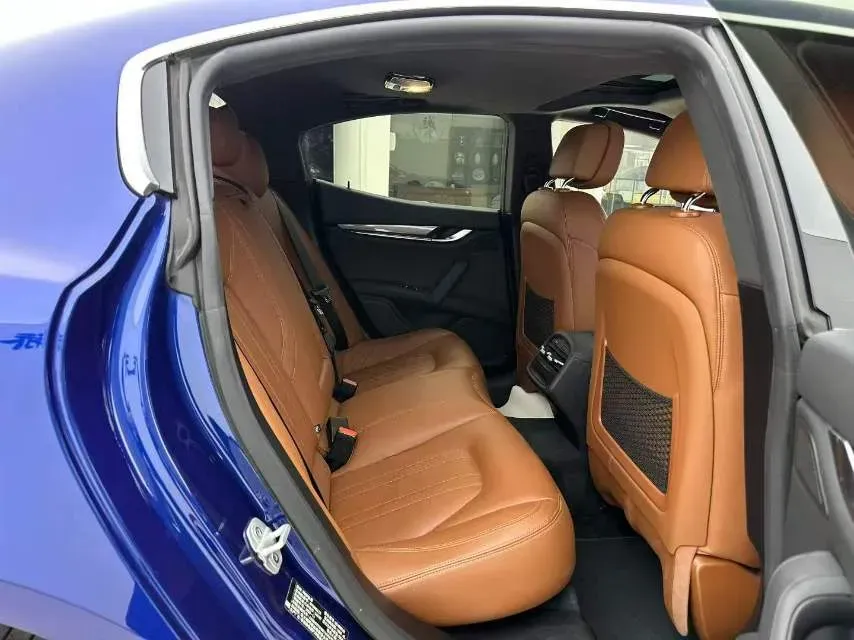 2021 Maserati Ghibli 2.0T 330HP L4 8AT,autocango,china used car exporter,china ev exporter,chinese used car exporter,chinese used ev exporter