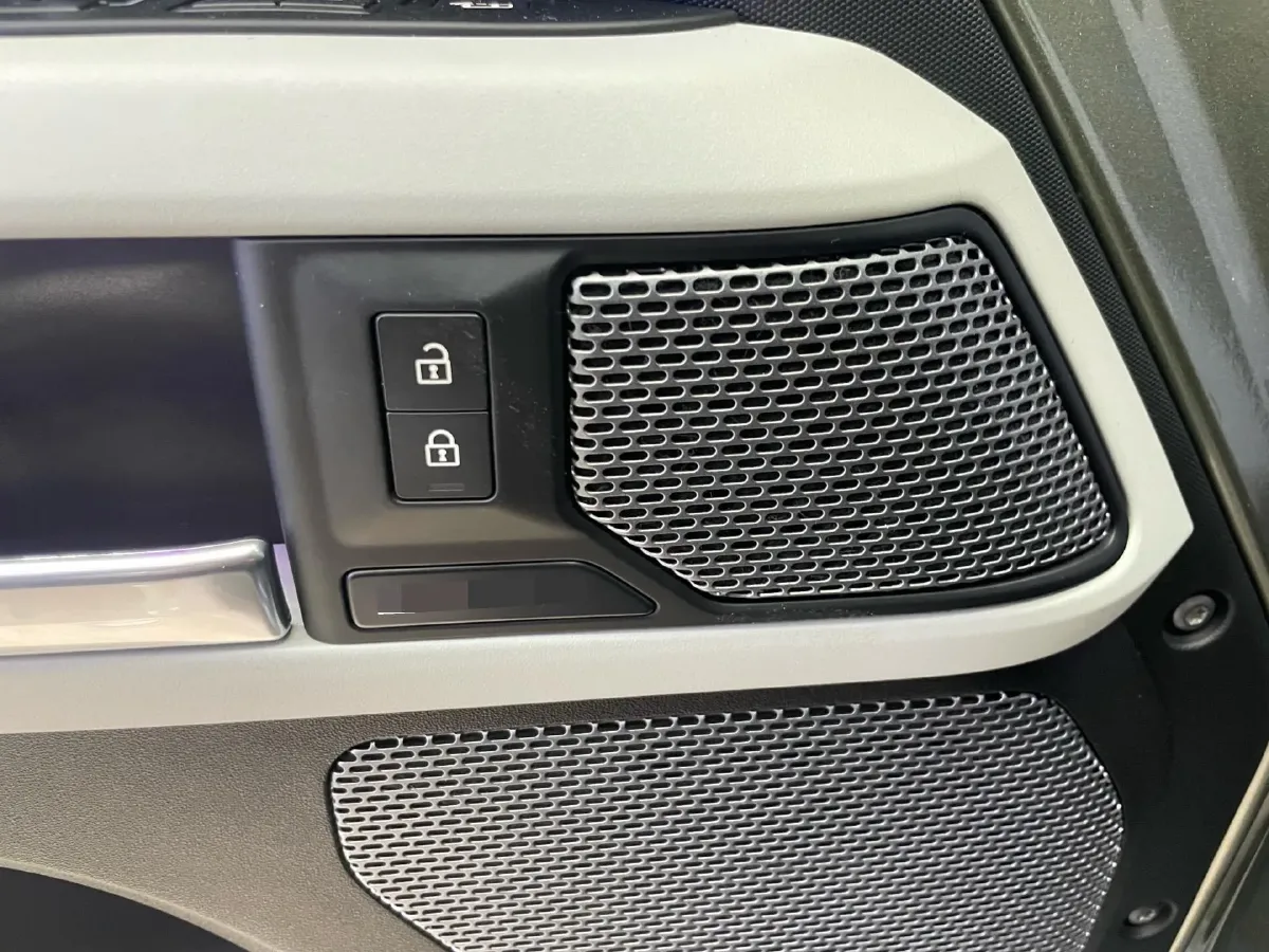 2022 Land Rover Defender 3.0T 400HP L6 8AT,autocango,china used car exporter,china ev exporter,chinese used car exporter,chinese used ev exporter