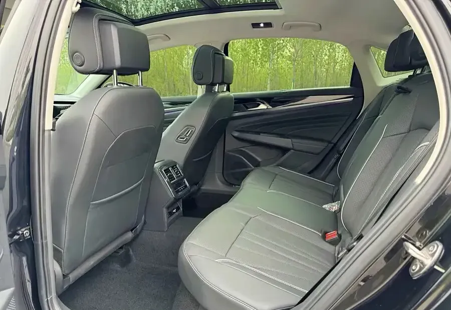 2025 Volkswagen Passat 2.0T 220HP L4 7DCT,autocango,china used car exporter,china ev exporter,chinese used car exporter,chinese used ev exporter