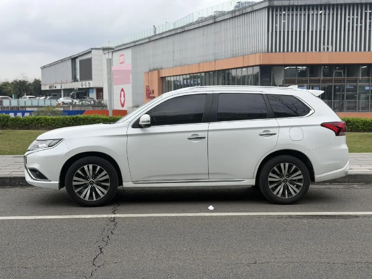 2021 Mitsubishi Outlander 2.4L 192HP L4 CVT,autocango,china used car exporter,china ev exporter,chinese used car exporter,chinese used ev exporter