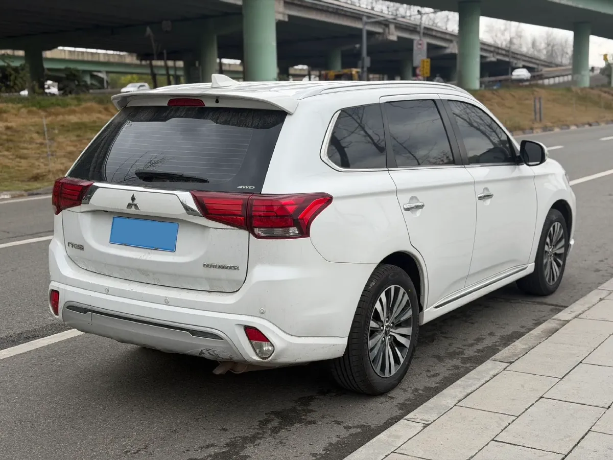 2021 Mitsubishi Outlander 2.4L 192HP L4 CVT,autocango,china used car exporter,china ev exporter,chinese used car exporter,chinese used ev exporter