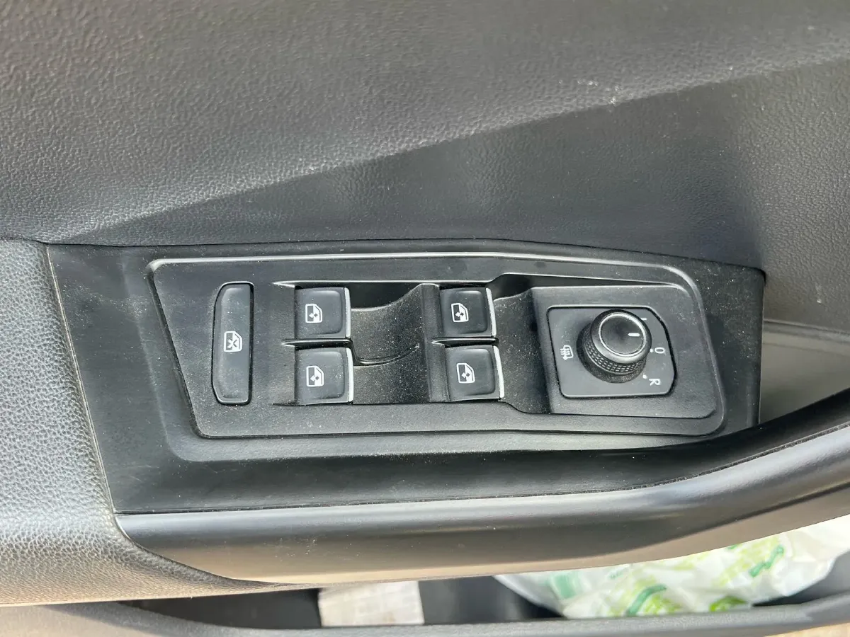 2022 Volkswagen T-Roc 1.4T 150HP L4 7DCT,autocango,china used car exporter,china ev exporter,chinese used car exporter,chinese used ev exporter