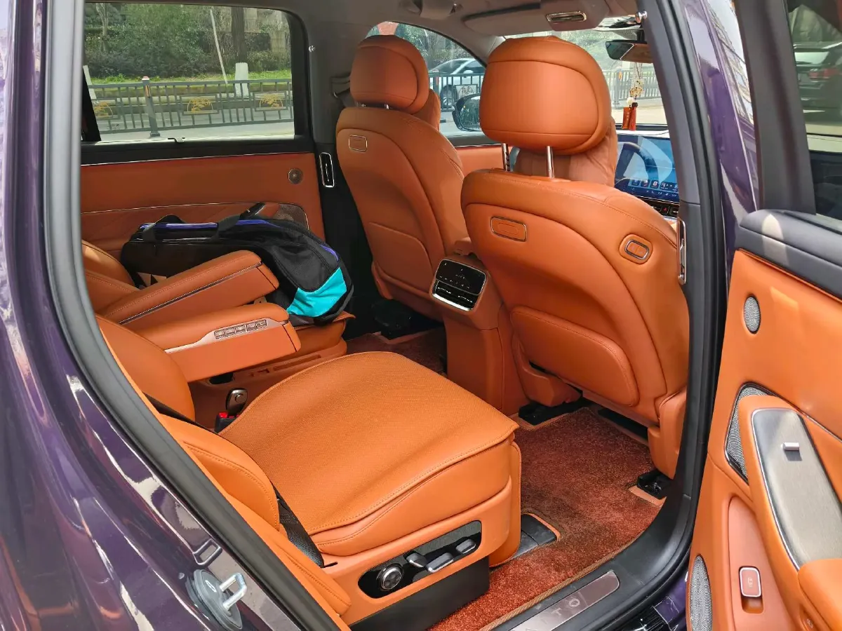 2025 AITO AITO M8 REEV 160HP REEV 53.4KWH,autocango,china used car exporter,china ev exporter,chinese used car exporter,chinese used ev exporter