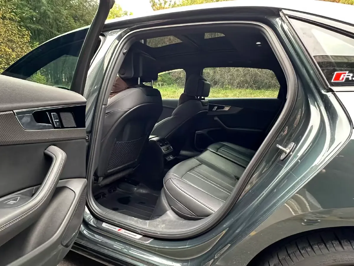 2024 Audi A4L 2.0T 190HP L4 7DCT,autocango,china used car exporter,china ev exporter,chinese used car exporter,chinese used ev exporter