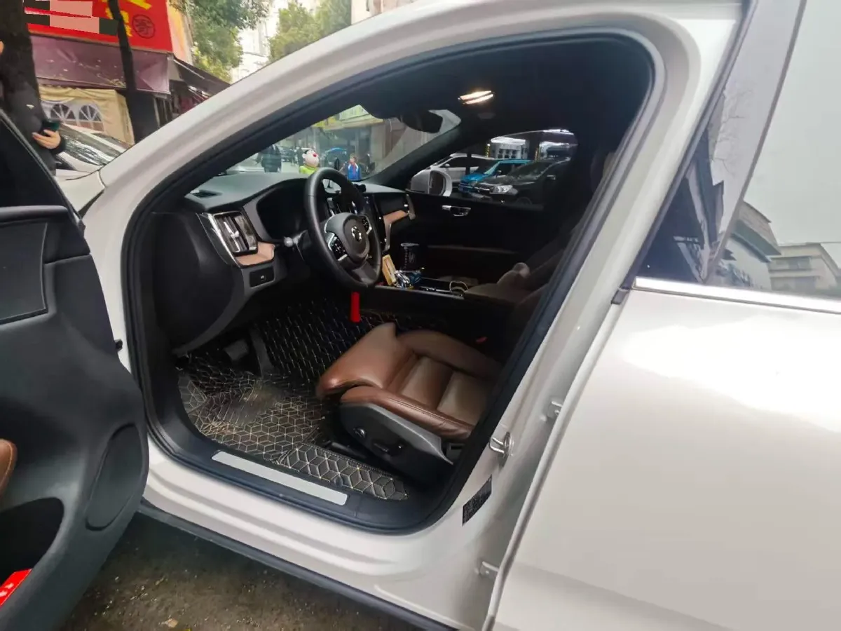 2024 Volvo XC60 2.0T 250HP L4 8AT,autocango,china used car exporter,china ev exporter,chinese used car exporter,chinese used ev exporter