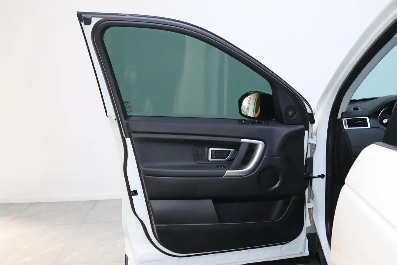 2018 Land Rover Discovery Sport 2.0T 241HP L4 9AT,autocango,china used car exporter,china ev exporter,chinese used car exporter,chinese used ev exporter