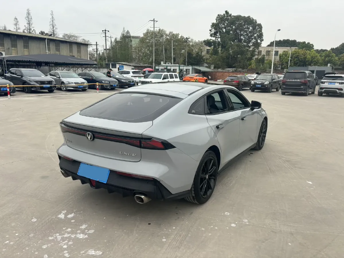 2022 ChangAn UNI-V 1.5T 188HP L4 7DCT,autocango,china used car exporter,china ev exporter,chinese used car exporter,chinese used ev exporter