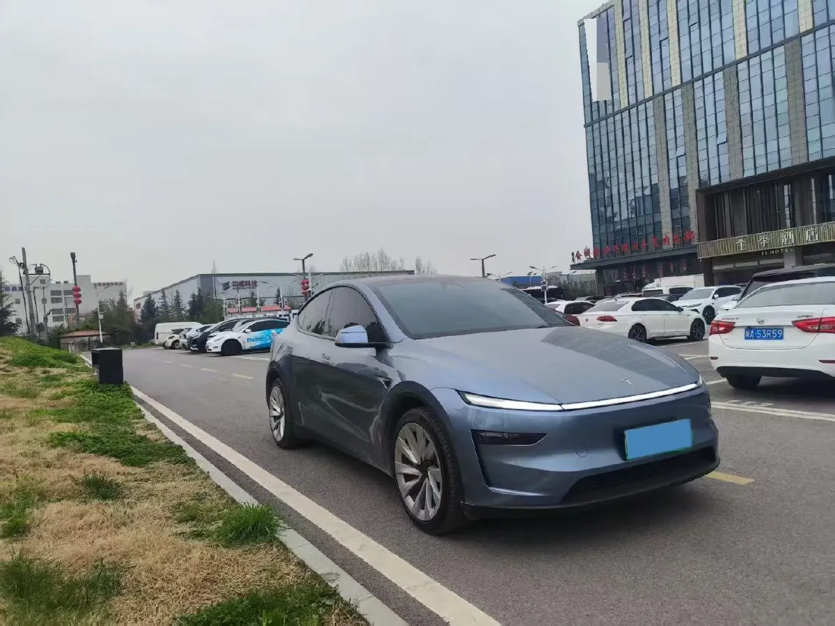 2025 Tesla Model Y BEV 62.5KWH,autocango,china used car exporter,china ev exporter,chinese used car exporter,chinese used ev exporter