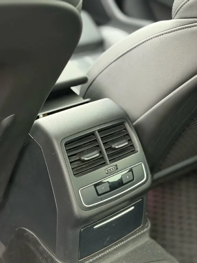 2023 Audi A4L 2.0T 190HP L4 7DCT,autocango,china used car exporter,china ev exporter,chinese used car exporter,chinese used ev exporter