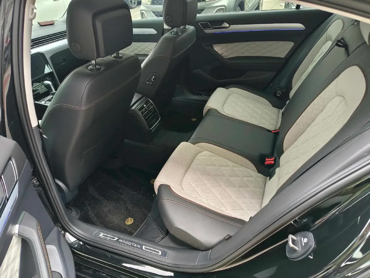 2025 Volkswagen Magotan 2.0T 186HP L4 7DCT,autocango,china used car exporter,china ev exporter,chinese used car exporter,chinese used ev exporter