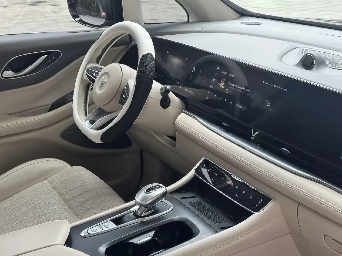 2024 Voyah Dream 1.5T 150HP L4 PHEV 43KWH,autocango,china used car exporter,china ev exporter,chinese used car exporter,chinese used ev exporter